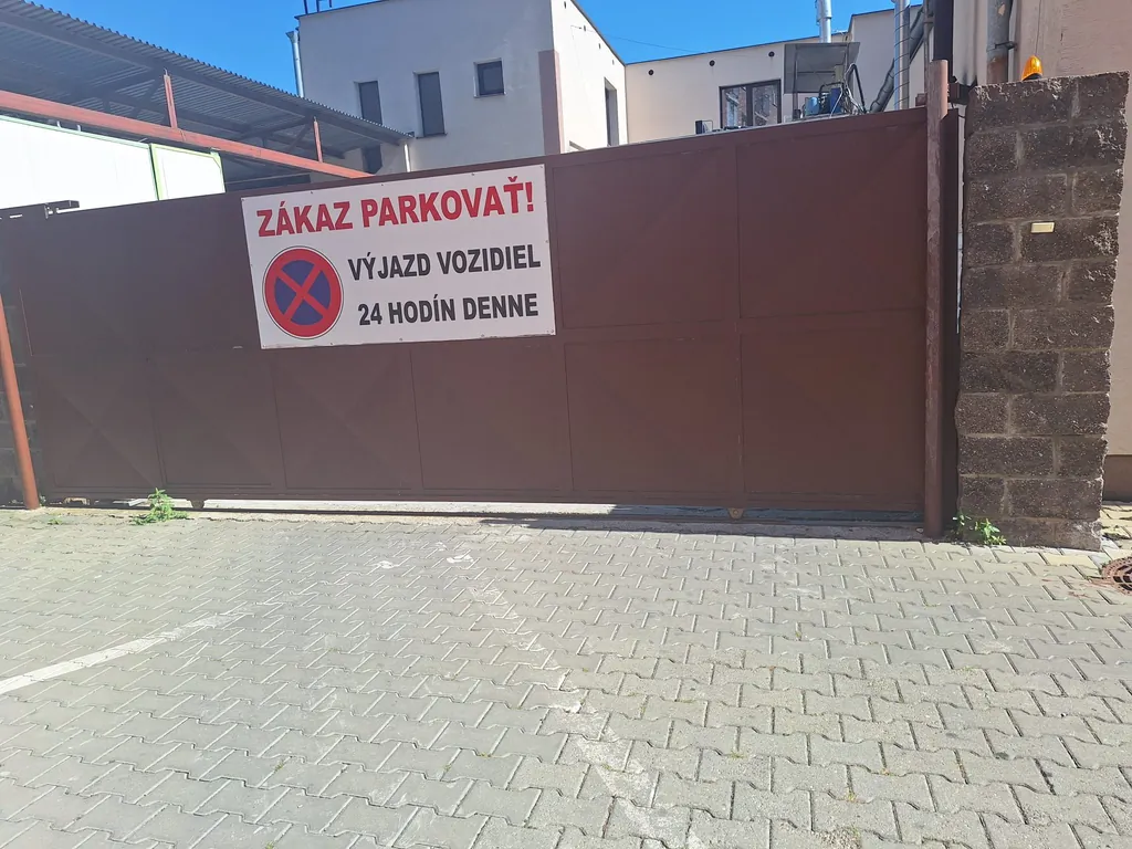 Hnedá brána expedície MIK, s.r.o. na Hollého 1999/13 v Šali